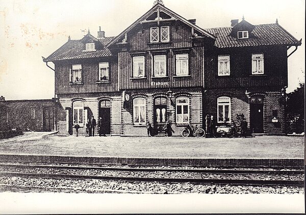 Der Etzhorner Bahnhof bot eine schnelle Verbindung nach Oldenburg. 1966, nach Einstellung des Personenverkehrs auf der Strecke, wurde das Bahnhofsgebäude abgerissen. Bild: Stadtmuseum Oldenburg/Slg. Gaida