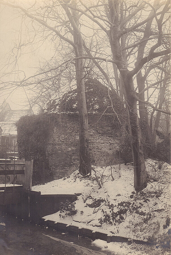 Direkt neben dem Pulverturm fließt noch die Hausbäke (um 1930). Foto: Stadtmuseum