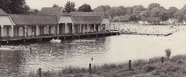 Das Huntebad mit Umkleidekabinen von 1912, 1960. Foto: Stadtmuseum Oldenburg/Günter Nordhausen