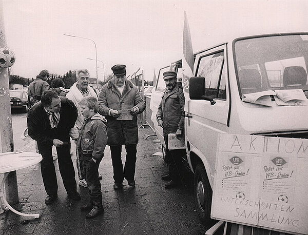 Unterschriftensammlung für den Erhalt Stadion Donnerschwee Foto: Sigrid Harms