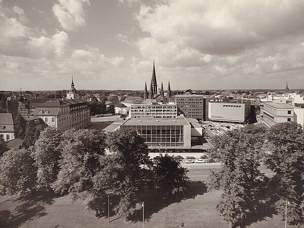 Luftbild Berliner Platz mit Schloss und Hallenbad, 1960. Foto: Stadtmuseum Oldenburg/Schmidt – Pressearchiv 