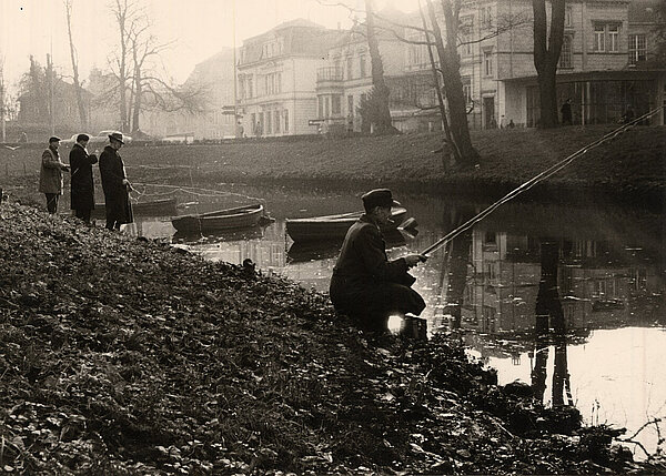 Angler fischen am Jordan an der Poststraße. Ohne Jahr. Bild: Stadtmuseum Oldenburg.