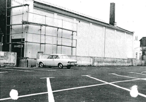 Die Halle mit dem neu entstandenen Parkplatz, 1967. Foto: Urheber unbekannt. 