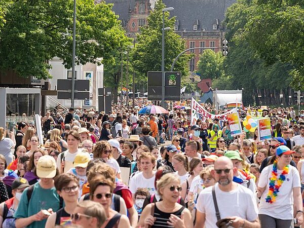 Demo auf dem Staugraben beim CSD 2022. Bild: Mit freundlicher Genehmigung der Nordwest-Zeitung.