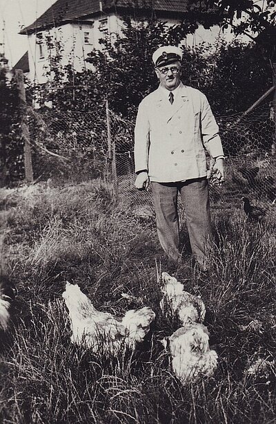 Das Foto zeigt Adolf de Beer bei seinen gezüchteten Hühnern, einem seiner Hobbys. Bild: Stadtmuseum Oldenburg/Slg. Friederichsen