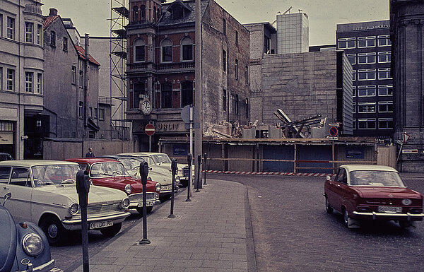 Baugrube für den Horten-Neubau vom Marktplatz aus, der noch als Straße und Parkplatz genutzt wurde, 1965. Foto: Stadtmuseum Oldenburg/Sammlung Willy Schröder