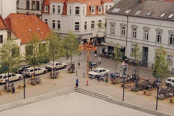 Der Waffenplatz nach dem Umbau und der Wegnahme des zentralen Parkplatzes im Jahr 1996, Blickrichtung Wallstraße. Bild: Stadtmuseum Oldenburg