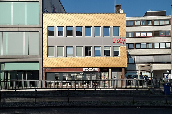 Poly-Haus mit neuer Fassade, 2016, Bild: Polygenos Kulturräume eG.