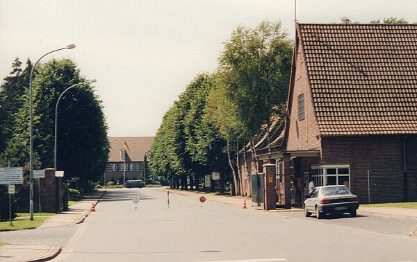 Die Einfahrt des Fliegerhorstes im Jahr 1998, wenige Jahre vor der Schließung. Bild: Stadtmuseum Oldenburg