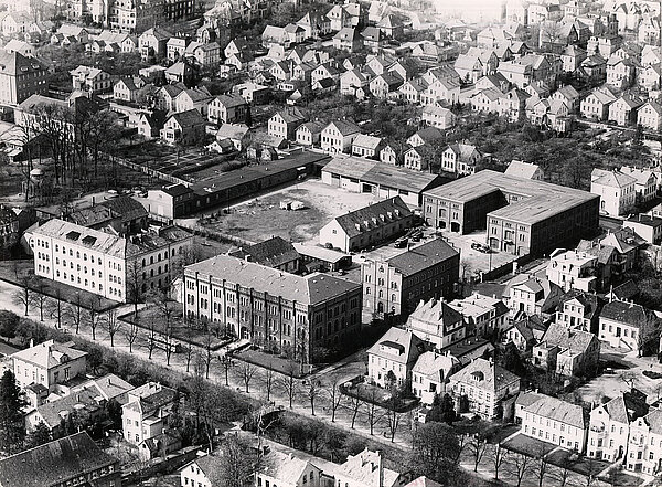 Der neue Standort der Hauptfeuerwache (hinten rechts) an der Auguststraße um 1960. Vorne die Fachhochschule an der Ofener Straße. Bild: Stadtmuseum Oldenburg.