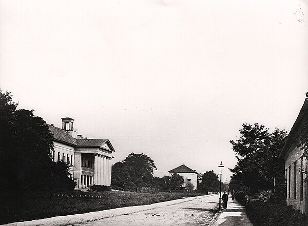 Foto von der Peterstraße und dem PFL (linker Bildrand) aus dem Jahr 1870. Auffällig ist die noch sehr geringe Bebauung dieses Stadtteils. Bild: Stadtmuseum Oldenburg.