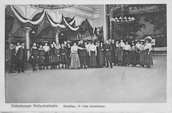 Eine Postkarte zeigt eine Menschengruppe auf Rollschuhen im Ausflugslokal Rudelsburg, um 1910, Bild: Stadtmuseum Oldenburg. 