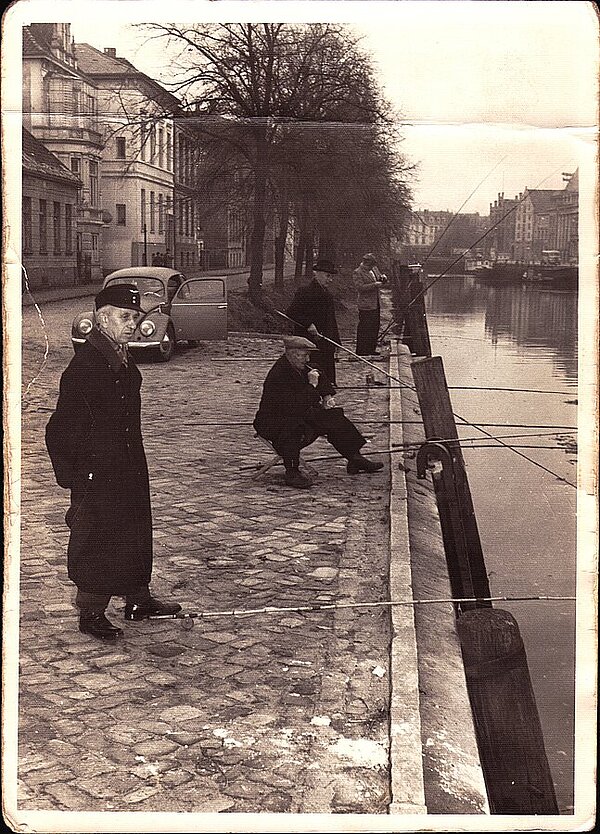 Noch in den 1950er Jahren ist der Stau ein beliebter Angelplatz. Bild: Stadtmuseum Oldenburg.