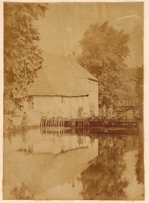 Ein frühes Foto von Anglern an der Wassermühle bei der Poststraße in Oldenburg im Jahr 1885. Bild: Stadtmuseum Oldenburg.