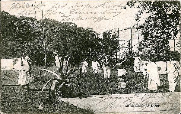 Frontansicht einer Postkarte mit Untertitel „Abyssinisches Dorf“, ca. 1905. Bild: Stadtmuseum Oldenburg