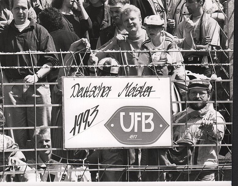 VfB-Fans beim Spiel gegen den SV Meppen 1992 im Marschwegstadion. Die Meisterschaft und damit den Aufstieg in die 1. Bundesliga verpasste Oldenburg in dieser Saison um nur einen Punkt. Foto: Stadtmuseum Oldenburg / Gerolf Schmidt