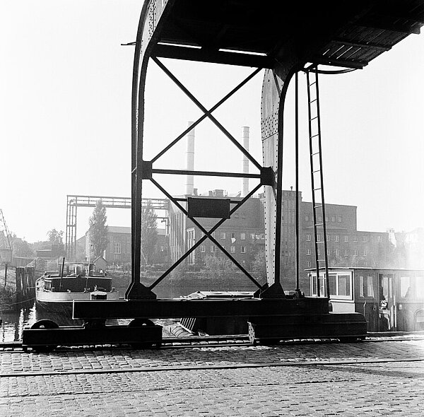 Blick auf das Kraftwerk von der Nordseite des Hafenbeckens, im Vordergrund fahrbarer Kran zum Be- und Entladen von Schiffen, um 1940, Foto: Stadtmuseum Oldenburg/Kurt Wehlau