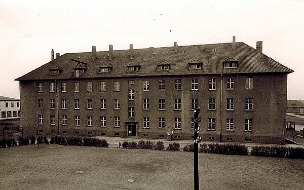 Block 12 der Hindenburgkaserne um 1950, Bild: Stadtmuseum Oldenburg.