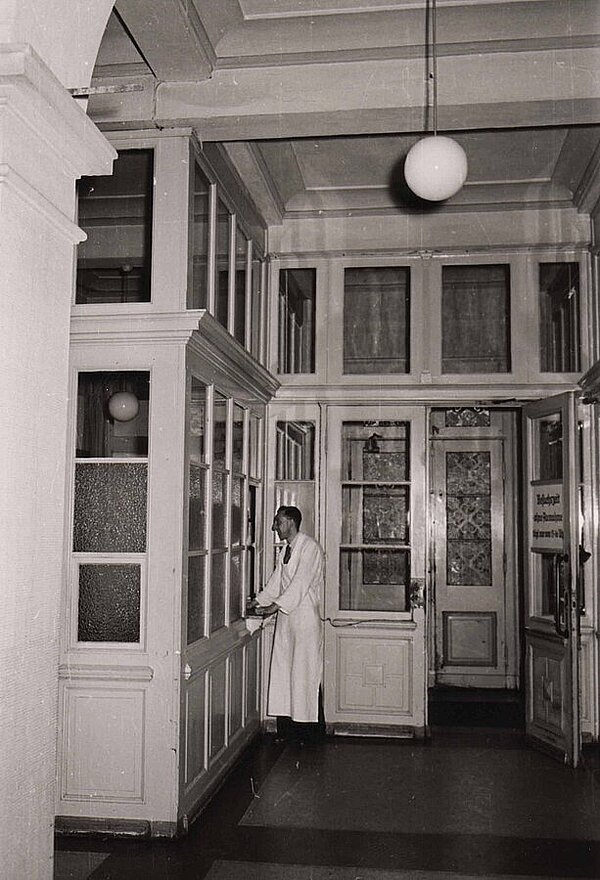 Blick auf den Eingangsbereich des PFLs aus den 1950er Jahren. Die aufwendig gestaltete Eingangstür ist bis heute am Kulturzentrum in Benutzung. Bild: Stadtmuseum Oldenburg.