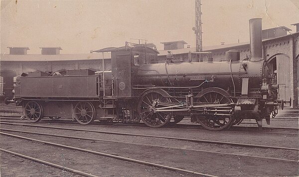 Die Lokomotive „Haaren“ vor dem Ringlokschuppen, 1898. Bild: Stadtmuseum Oldenburg.