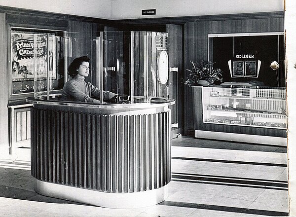 Das Kassenhäuschen mit Ticketverkäuferin im Eingangsbereich des Globe, 1950er Jahre. Bild: unbekannt.