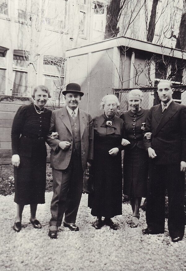 Henny Insel und Sohn Hermann im Exil in Amsterdam, vermutlich 1939. Von links: Else David, geb. Wallheimer, Otto David, Henny Insel, geb. Rosenberg, Ottilie Wallheimer, geb. Kümmerle, Hermann Insel. Bild: Stadtmuseum Oldenburg, ehemals Sammlung Friederichsen.