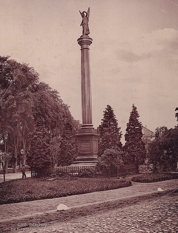 Die Siegessäule am Friedensplatz mit Blick stadtauswärts, um 1890. Heute steht hinter der Säule die Friedenskirche, die 1894 erbaut wurde. Foto: Stadtmuseum Oldenburg