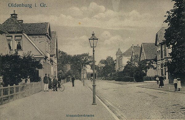 Die Alexanderstraße (stadtauswärts) abgebildet auf einer Postkarte, um 1900. Bild: Stadtmuseum Oldenburg.
