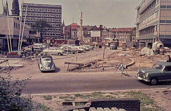 Blick in Mühlenstraße auf die Baulücke für den Horten-Neubau, links das alte Hallenbad, 1964. Foto: Stadtmuseum Oldenburg/Sammlung Willy Schröder