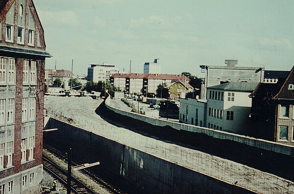 Die Stützmauern für die Bahnhochlegung im Jahr 1964. Links im Bild der später abgerissene Hochbunker. Foto: Stadtmuseum Oldenburg/Hoppe.