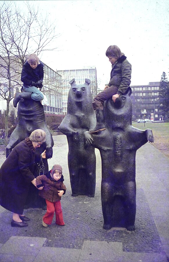 Kinder spielen an den „Drei Bären“, um 1980, Bild: Stadtmuseum Oldenburg.
