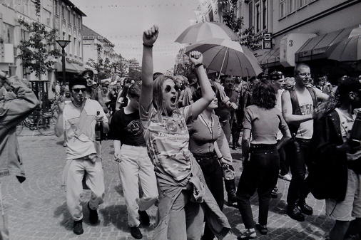 Teilnehmer:innen des ersten CSD in Oldenburg 1995. Bild: Mit freundlicher Genehmigung der Nordwest-Zeitung.