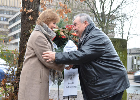 Bürgermeisterin Christine Wolff und Vorsitzender des Freundeskreises für Sinti und Roma Christel Schwarz bei der Kranzniederlegung, Datum unbekannt. Bild: Freundeskreis für Sinti und Roma in Oldenburg e. V.