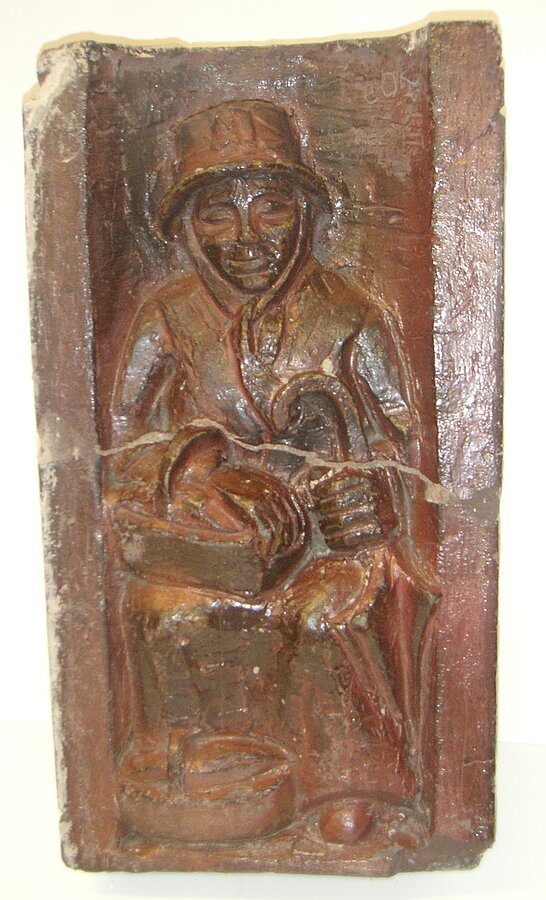 Wartende Frau mit Schirm, Tonrelief, Elsa Oeltjen-Kasimir (1887-1944), Bild: Stadtmuseum Oldenburg.