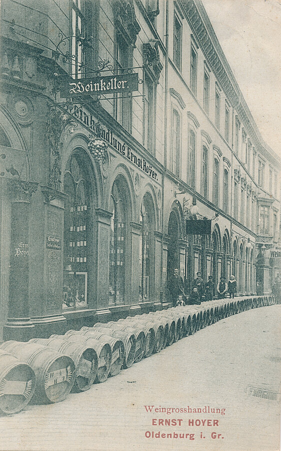 Handelshaus Hoyer, davor eine Lieferung von Weinfässern, Anfang 20. Jahrhundert, Foto: Stadtmuseum Oldenburg