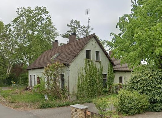 Das alte Kurhaus kurz vor seinem Abriss im Jahr 2022/2023. Bild: Stadtmuseum Oldenburg/Google Maps.