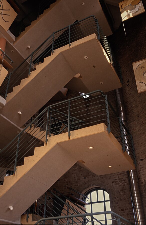 Blick in den als Bürofläche ausgestatteten Turm mit freitragender Treppe, 1993, Foto: Stadtmuseum Oldenburg/Sammlung Willy Schröder