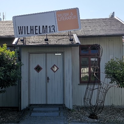 Aktuelle Ansicht des Haupteingangs am 1926 errichteten Erweiterungsbau der ehemaligen Isolierbaracke, Juni 2023. Bild: Privat/Stadtmuseum Oldenburg.